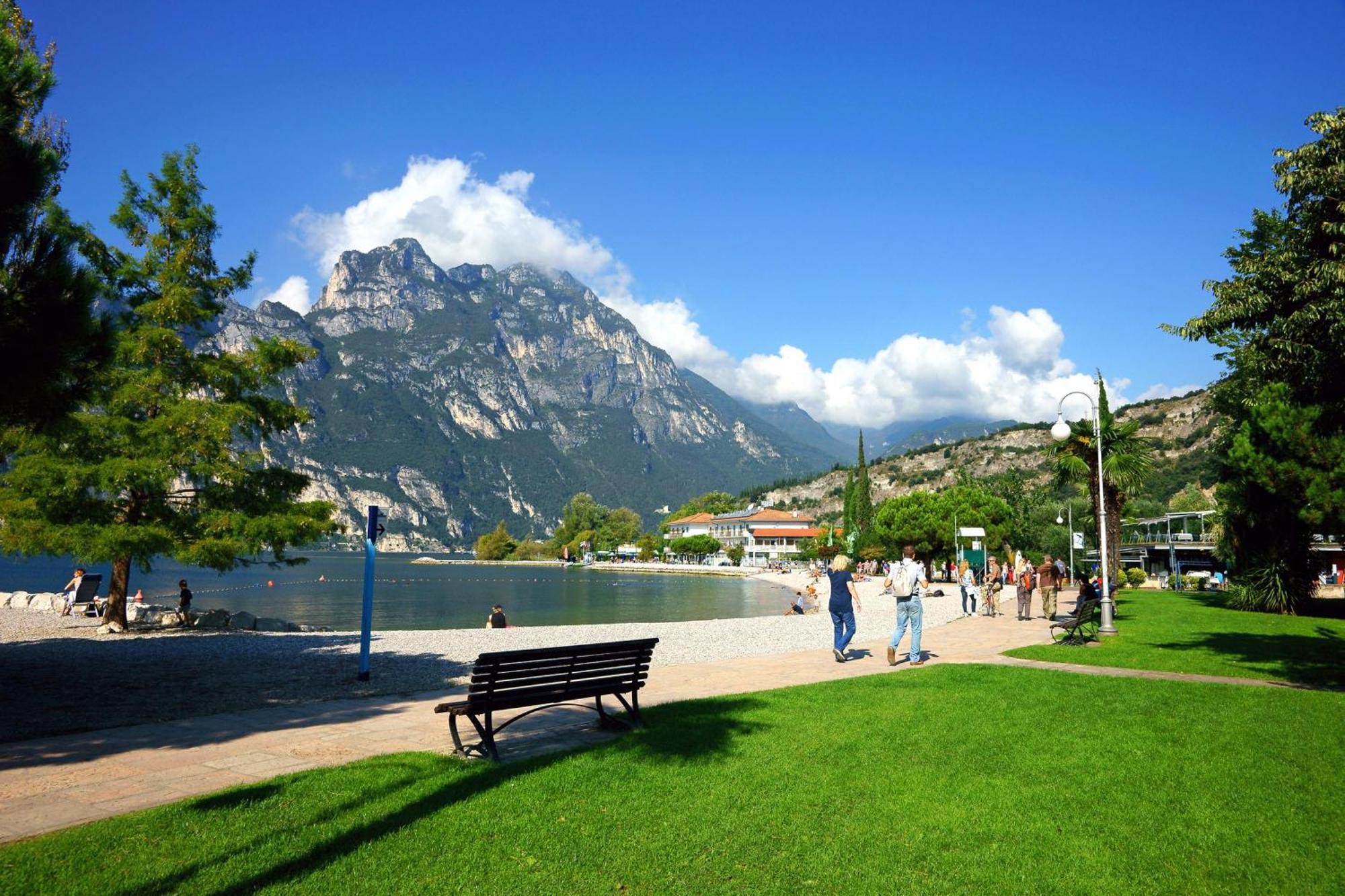Paulie Apartment - Happy Rentals Riva del Garda Luaran gambar